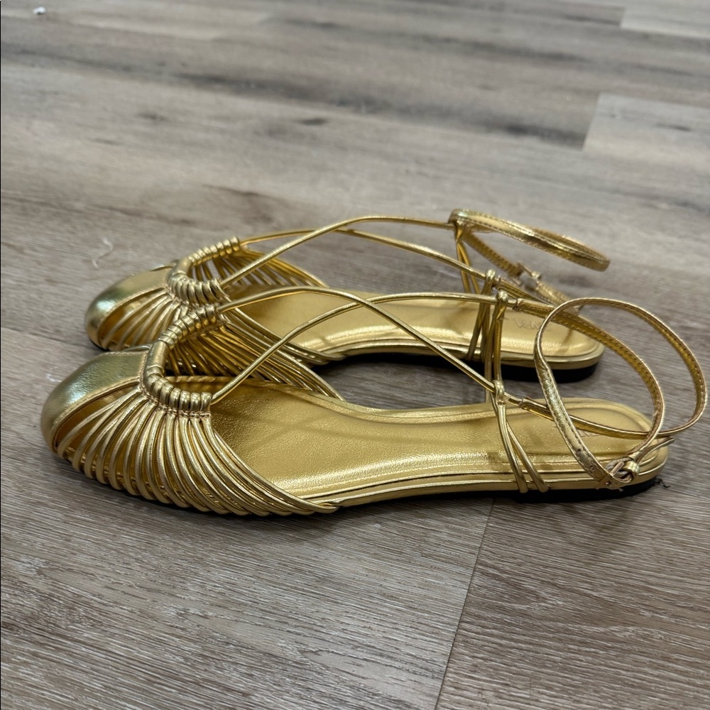 Trendy Zara gold flats